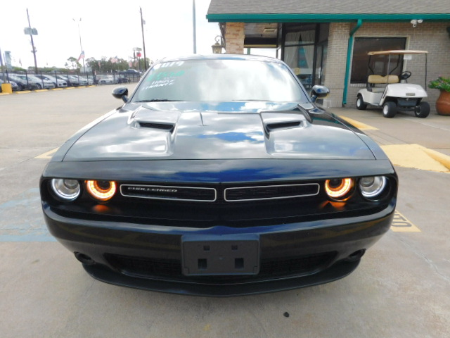 Used 2019 Dodge Challenger SXT RWD image 3