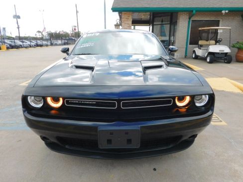 Used 2019 Dodge Challenger SXT image 3