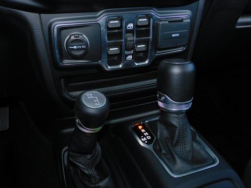 Used 2021 Jeep Gladiator Willys AWD/4WD image 3