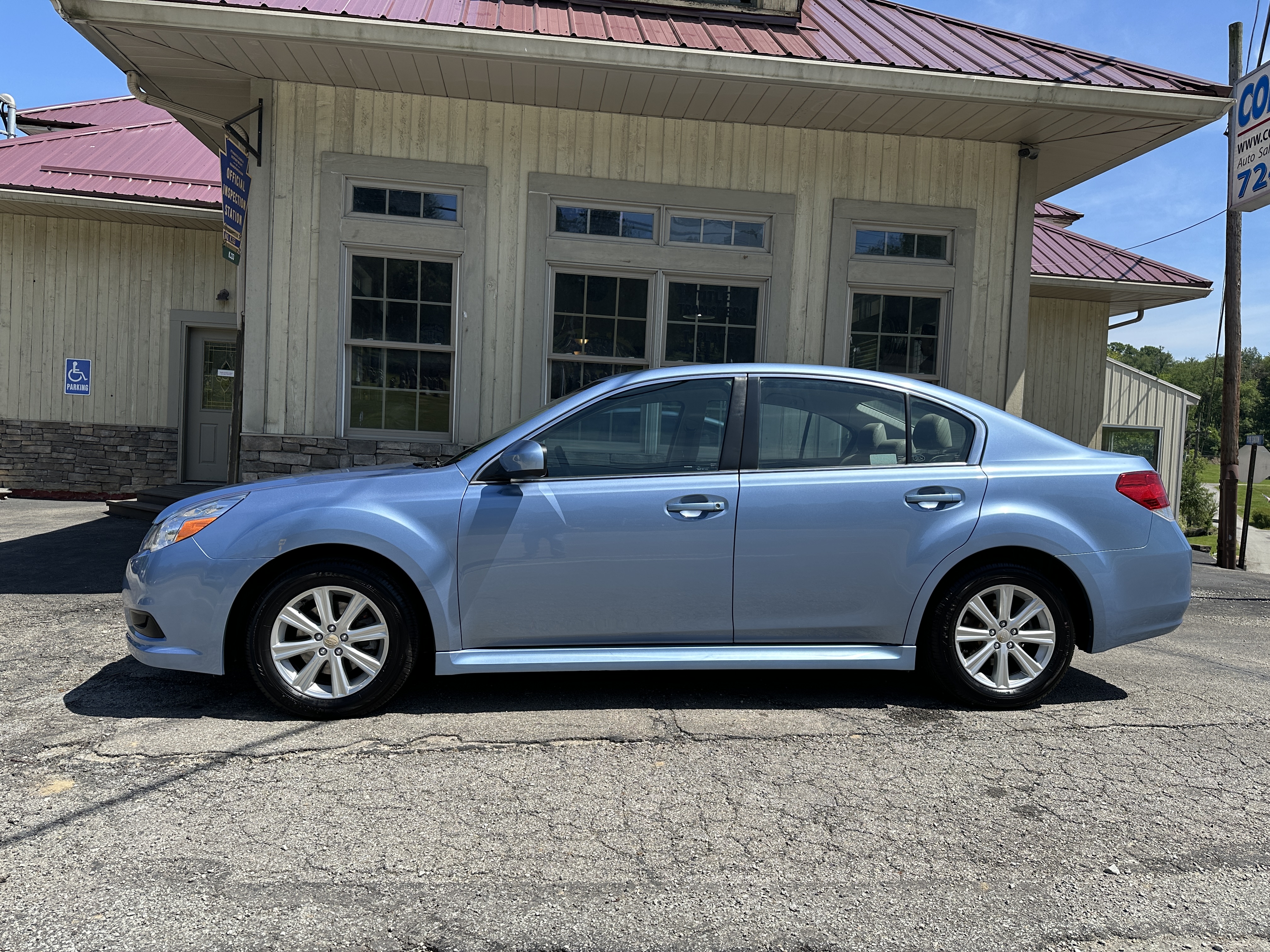 Used 2010 Subaru Legacy 2.5i Premium AWD/4WD image 2