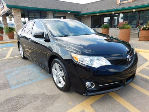 Used 2014 Toyota Camry SE FWD image 1