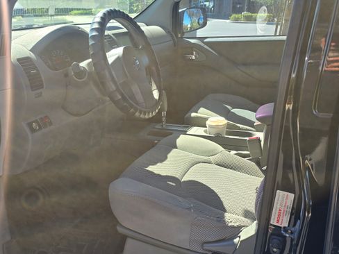 Used 2011 Nissan Frontier SE image 16