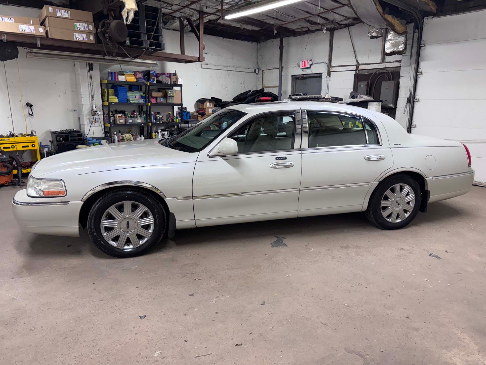 Used 2004 Lincoln Town Car Ultimate RWD image 24