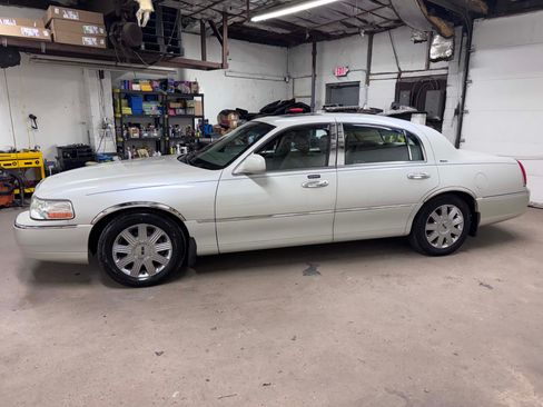 Used 2004 Lincoln Town Car Ultimate image 24