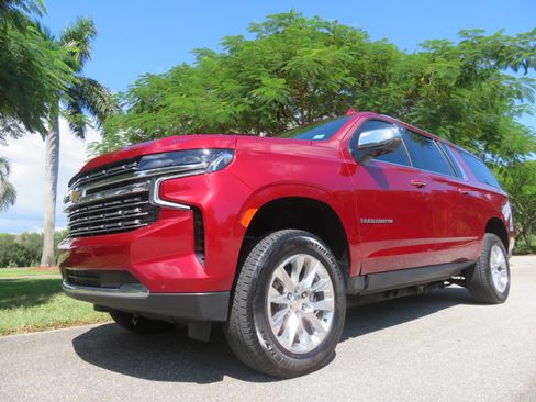 Used 2023 Chevrolet Suburban Premier image 3