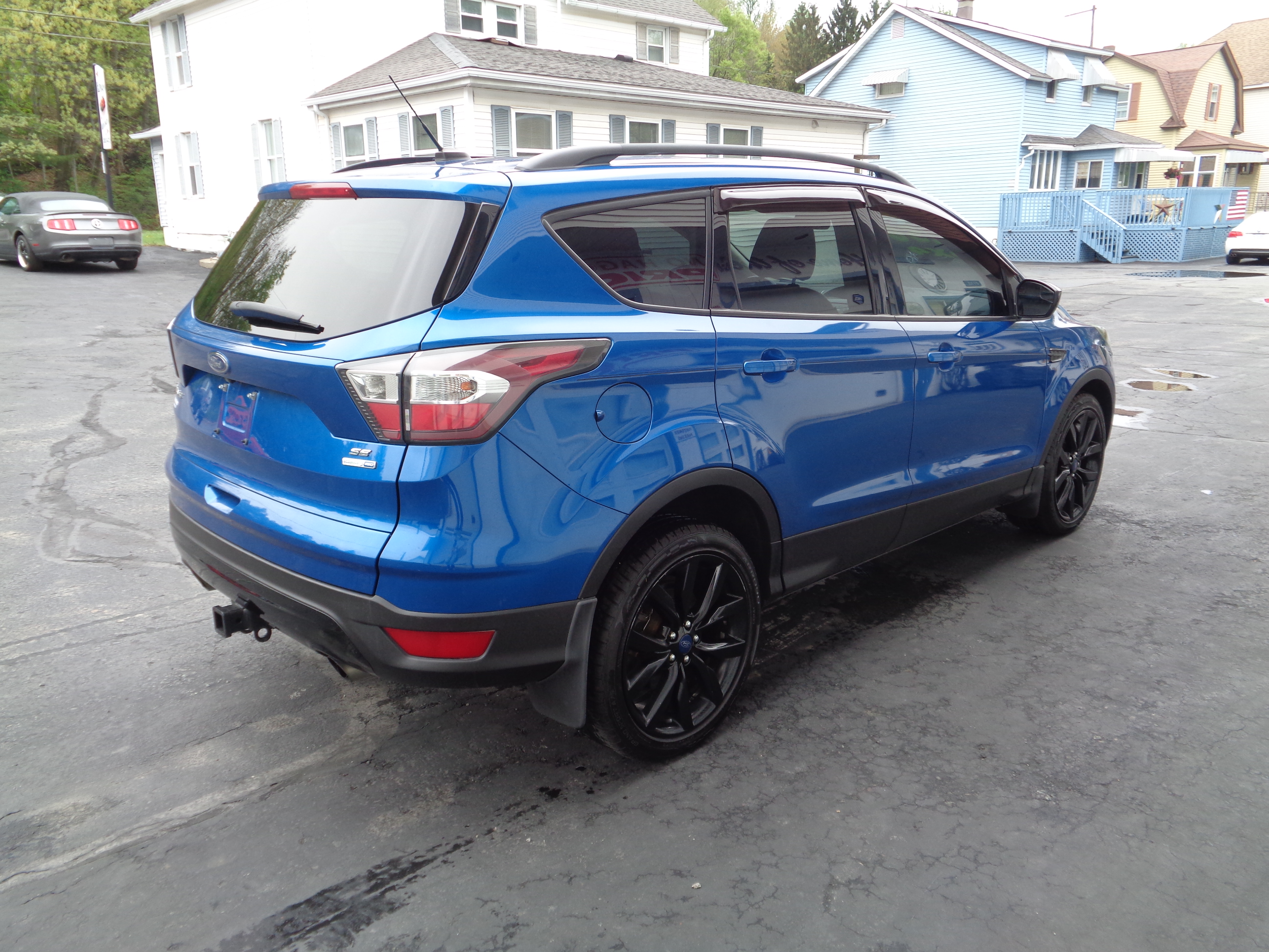 Used 2017 Ford Escape SE AWD/4WD image 2