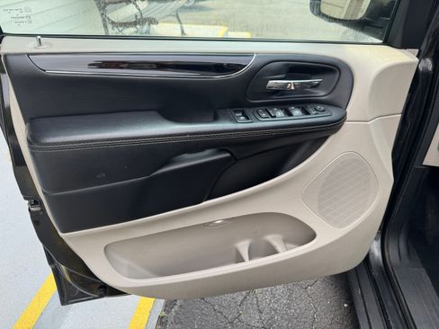 Used 2020 Dodge Grand Caravan SXT FWD image 9