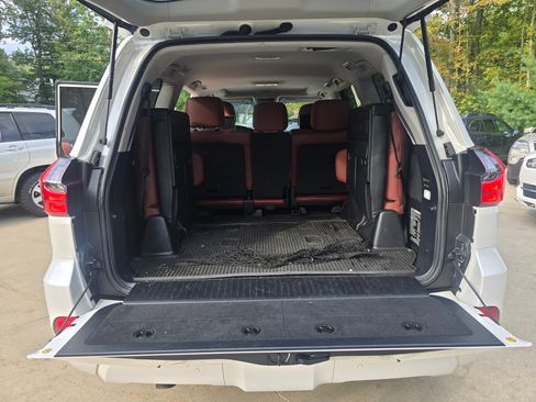 Used 2019 Lexus LX 570 4WD image 18