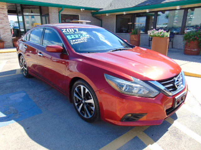 Used 2017 Nissan Altima SR FWD image 1