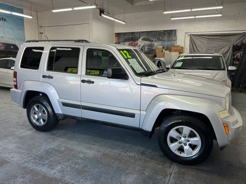Used 2012 Jeep Liberty Sport image 9