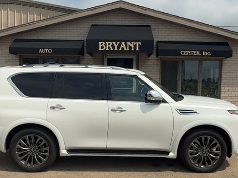 Used 2024 Nissan Armada Platinum image 1