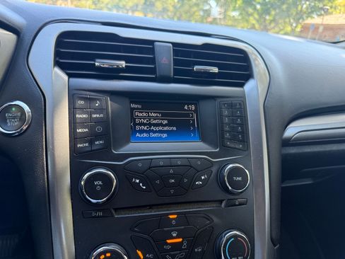 Used 2017 Ford Fusion SE FWD image 16
