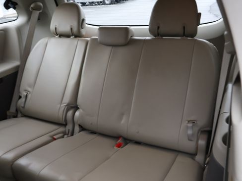 Used 2014 Toyota Sienna XLE image 14