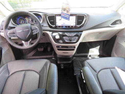 Used 2024 Chrysler Pacifica Touring-L image 29