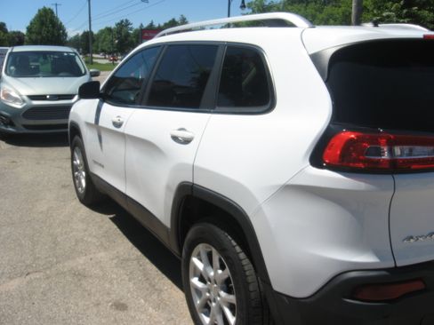 Used 2016 Jeep Cherokee 4WD Latitude image 6