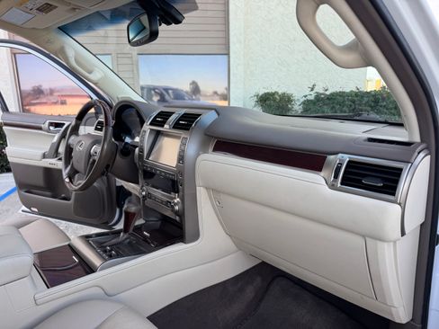 Used 2016 Lexus GX 460 image 35