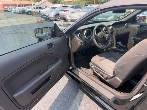Used 2007 Ford Mustang GT Convertible RWD image 2