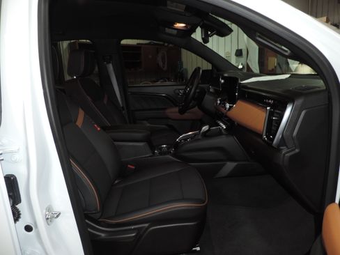 Used 2024 GMC Canyon AT4 image 28