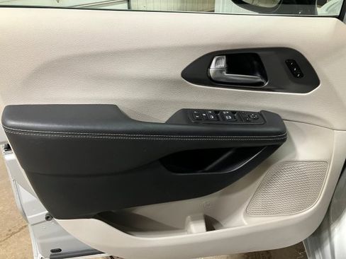 Used 2024 Chrysler Pacifica Touring-L image 8