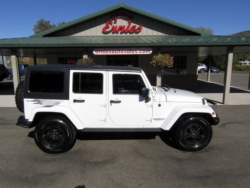 Used 2017 Jeep Wrangler Unlimited image 1