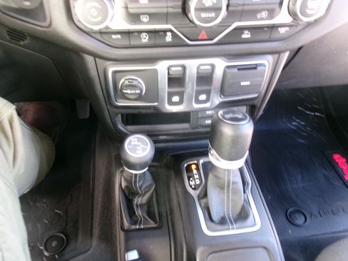 Used 2024 Jeep Wrangler Sport S image 9