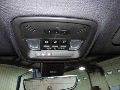 Used 2023 Chevrolet Traverse RS image 46