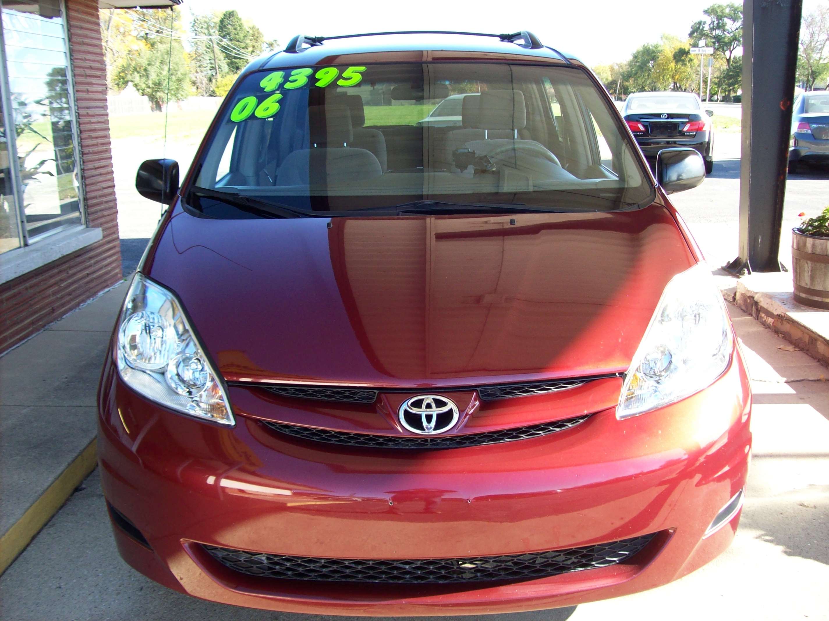 Used 2006 Toyota Sienna LE Minivan 4D FWD image 2