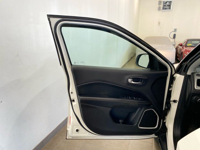 Used 2018 Jeep Compass Latitude AWD/4WD image 15