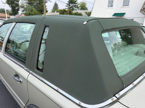 Used 1997 Lincoln Town Car Signature RWD image 52