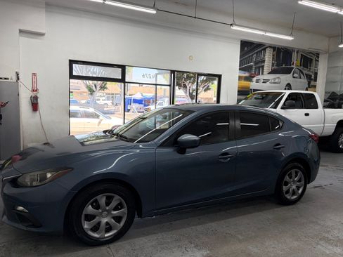 Used 2015 MAZDA MAZDA3 i Sport Sedan FWD image 3