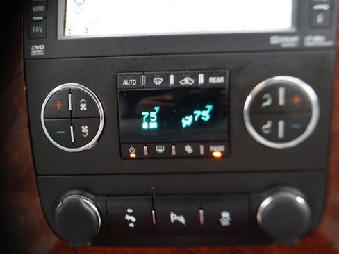 Used 2014 Chevrolet Suburban LTZ image 21