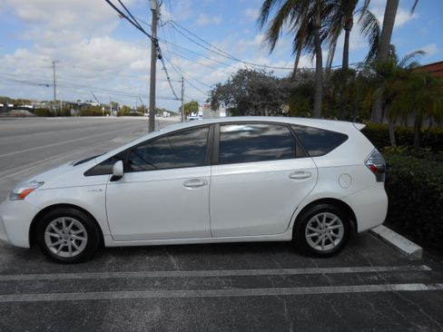 Used 2014 Toyota Prius V Two image 2