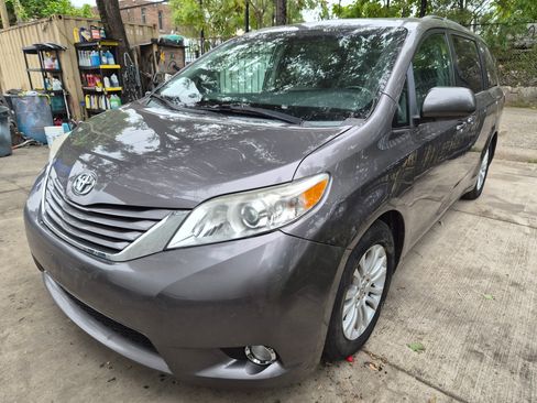Used 2015 Toyota Sienna XLE image 1