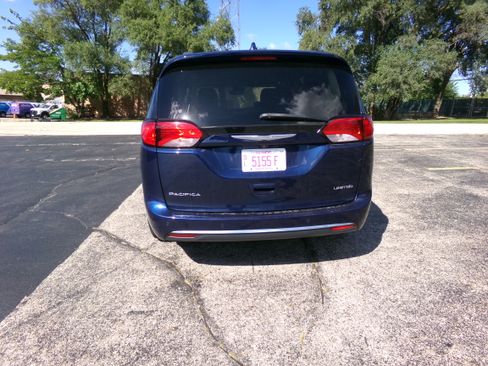 Used 2017 Chrysler Pacifica Limited FWD image 4
