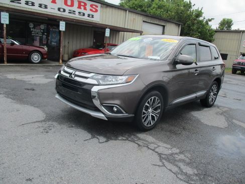 Used 2018 Mitsubishi Outlander 4WD SE image 2