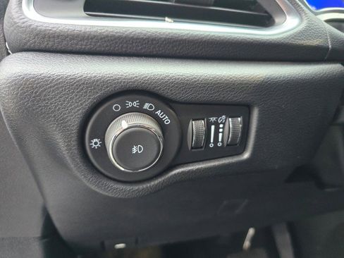 Used 2024 Chrysler Pacifica Select image 28