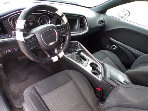 Used 2016 Dodge Challenger SXT image 7