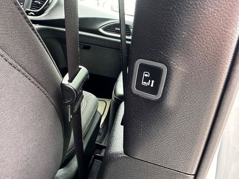 Used 2019 Chrysler Pacifica Touring Plus image 25