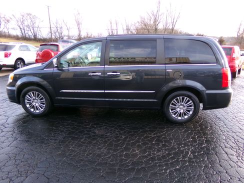 Used 2014 Chrysler Town & Country Touring-L image 2
