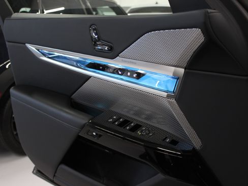 Used 2024 BMW i7 xDrive60 AWD/4WD image 32