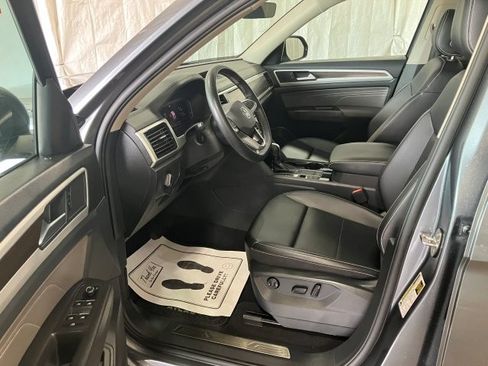 Used 2022 Volkswagen Atlas SE w/ Technology Package image 2