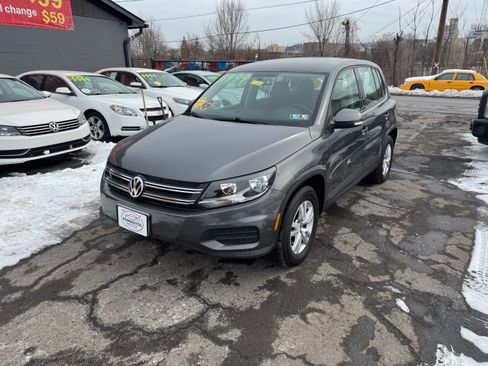 Used 2017 Volkswagen Tiguan S image 2