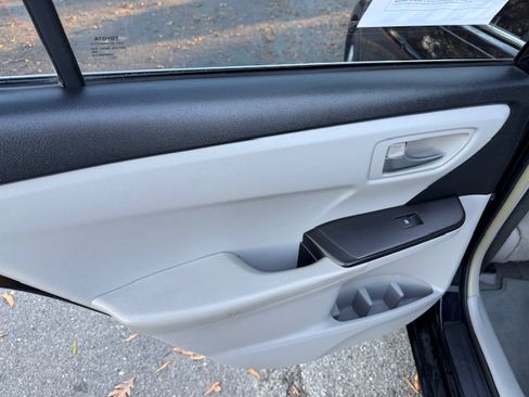 Used 2015 Toyota Camry LE image 10