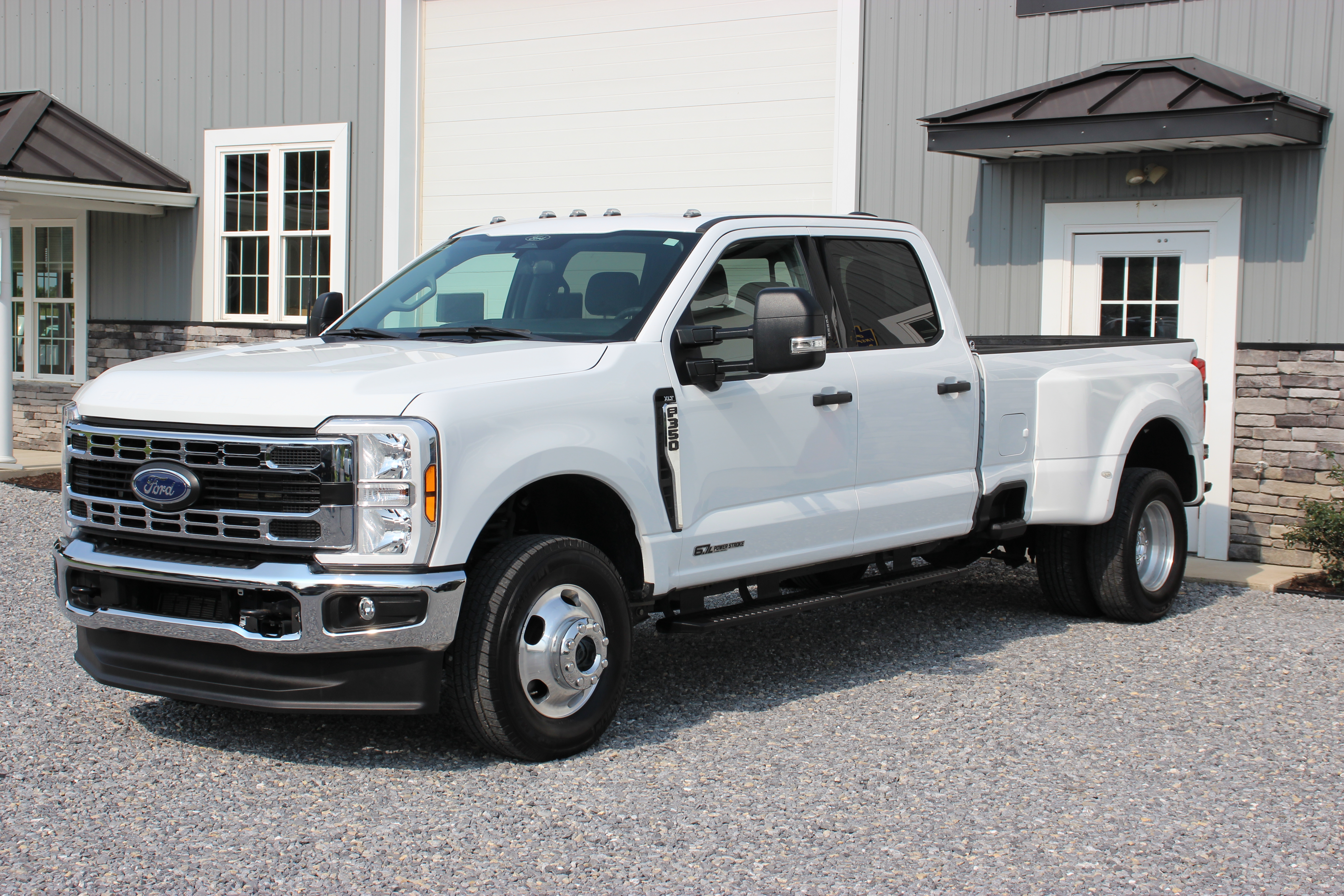 Used 2024 Ford F350 4x4 Crew Cab DRW Super Duty image 3