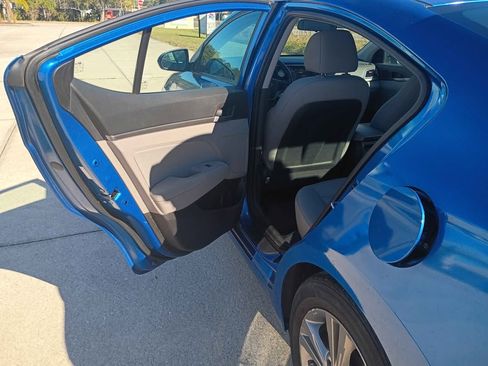 Used 2017 Hyundai Elantra SE image 7