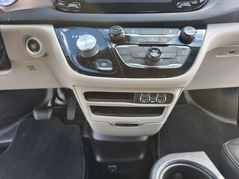 Used 2022 Chrysler Voyager LX image 25