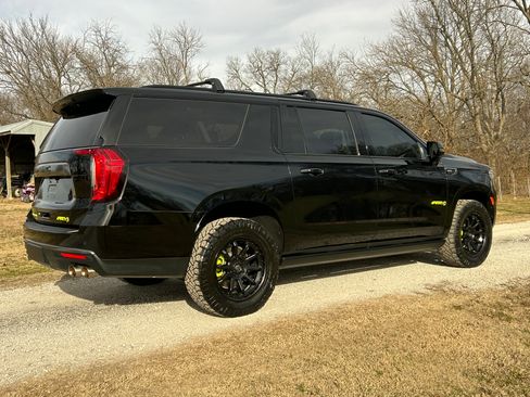 Used 2022 GMC Yukon XL AT4 image 4