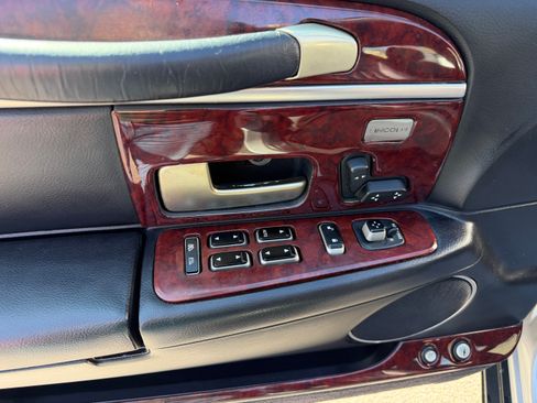 Used 2005 Lincoln Town Car Signature image 3