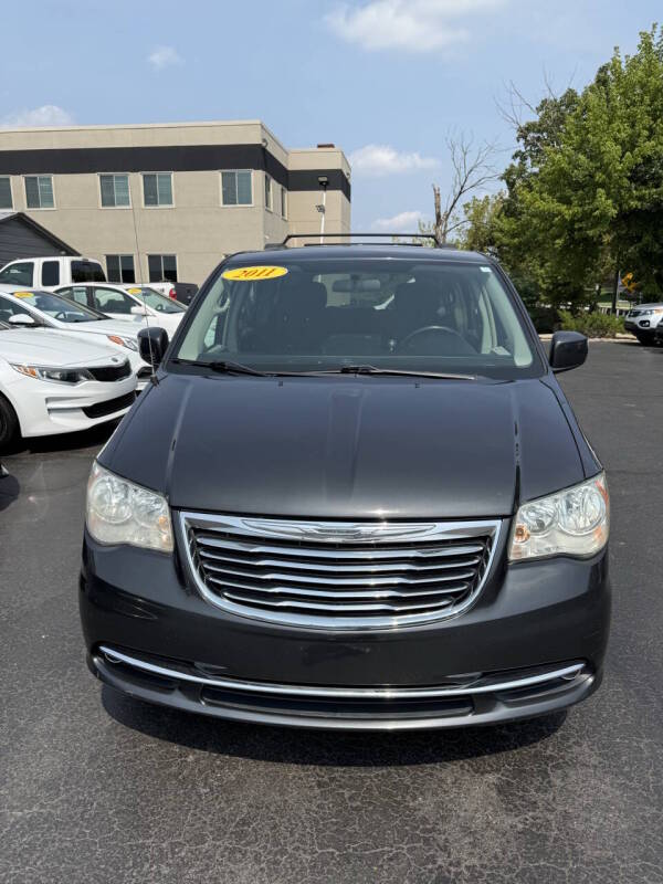 Used 2011 Chrysler Town & Country Touring FWD image 3