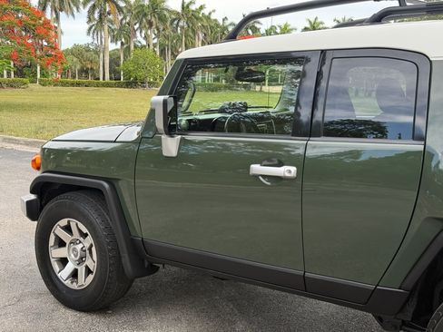 Used 2014 Toyota FJ Cruiser AWD/4WD image 33